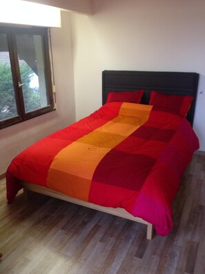 4 bedrooms, iron/ironing board, WiFi - 40 meters from the beach, windows on the Arcachon "basin" (Arès)