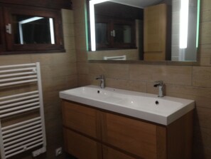 Combined shower/bathtub, hair dryer, toilet paper - 40 meters from the beach, windows on the Arcachon "basin" (Arès)