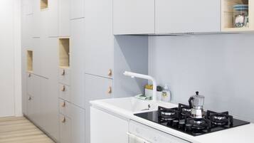 Frigorifero, forno, piano cottura, lavastoviglie