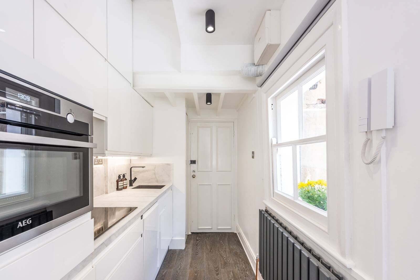 Bright, brand new & modern flat in Central London