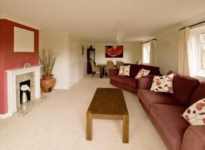 Fernseher, DVD-Player, Bücher