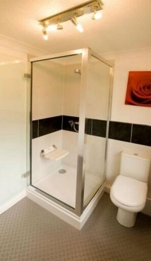 Shower, towels, toilet paper - Well Equipped Family Holiday Home With Garden In A Quiet rural location. (Sutton)
