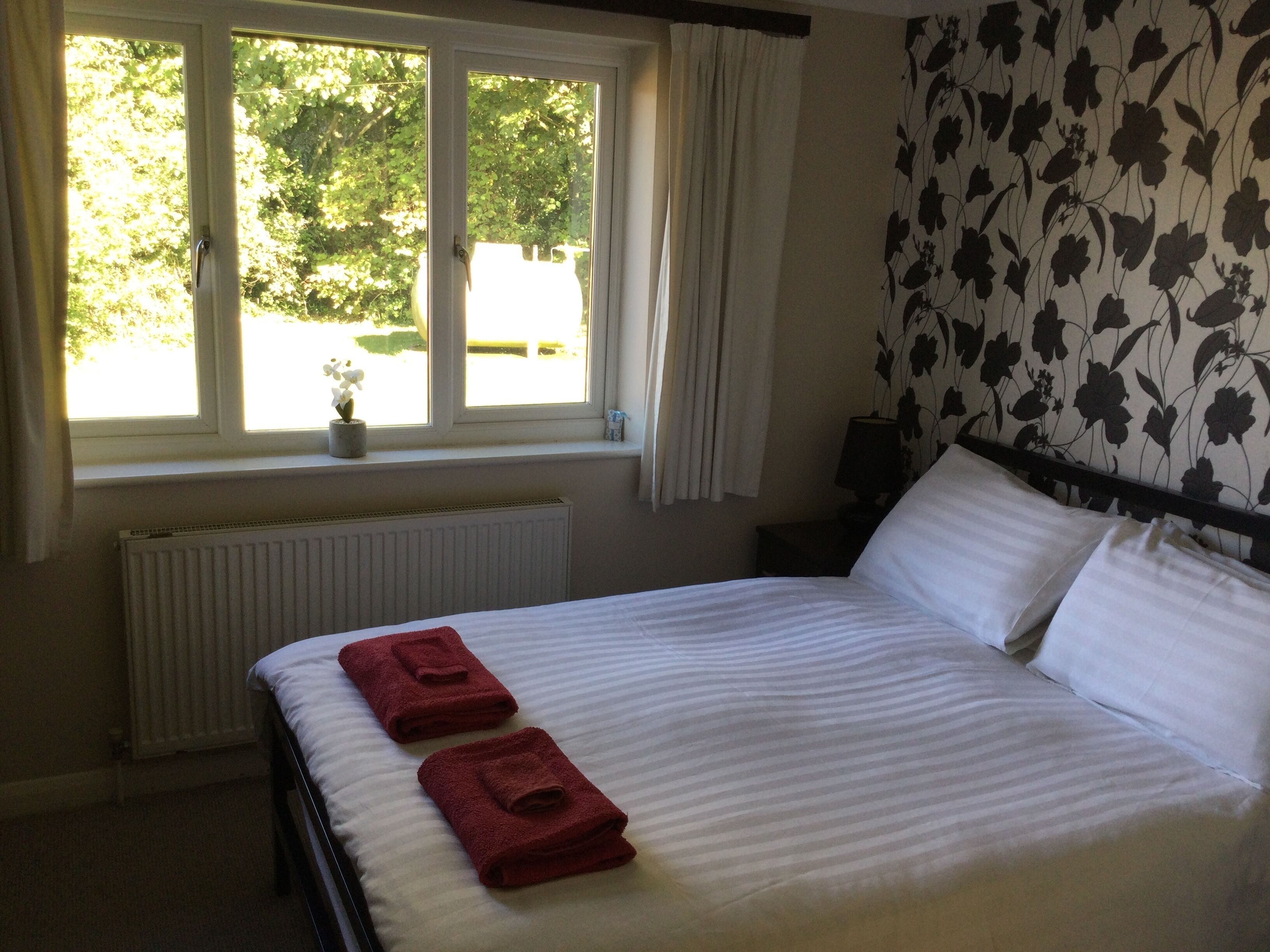 2 chambres, fer et planche à repasser, Wi-Fi, draps fournis