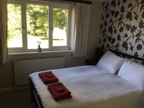 2 habitaciones, tabla de planchar con plancha, wifi y ropa de cama