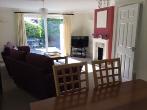 Fernseher, DVD-Player, Bücher