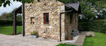 Sjarmerende frittliggende helt privat steinbygde åpen plan koselig tilfluktssted for 2