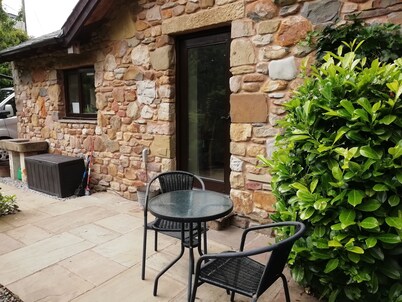 Retiro encantador, completamente privado, de piedra, construido en plan abierto, acogedor, para 2