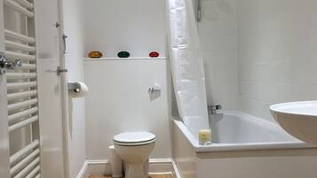 Combined shower/bathtub, hair dryer, towels