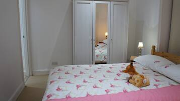 2 bedrooms, iron/ironing board, travel cot, free WiFi