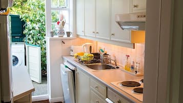 Een koelkast, een magnetron, een oven, een kookplaat