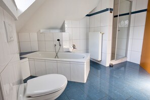 Combined shower/tub, toilet paper