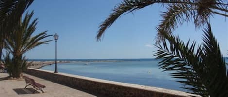 Una spiaggia nelle vicinanze