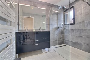 Badewanne, Haartrockner, Handtücher