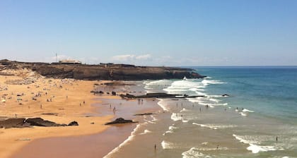House with sea view, garden and barbecue, near Guincho beach and Cascais