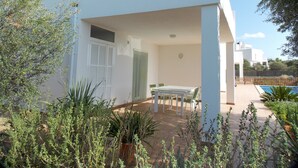 A modern white villa with a covered patio, a pool, and lush greenery. - New Villa With Private  Pool At Walking Distance From The Centre/Beach (Santanyí)