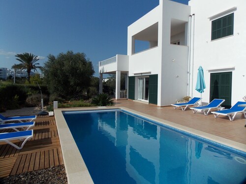 Nouvelle villa avec piscine privée à distance de marche du centre / plage