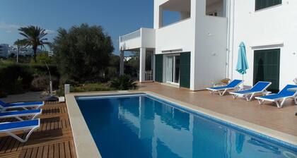 Nouvelle villa avec piscine privée à distance de marche du centre / plage