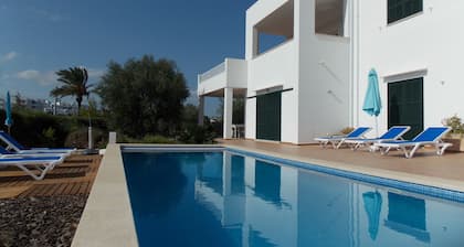Neue Villa mit privatem Pool zu Fuß vom Zentrum / Strand entfernt