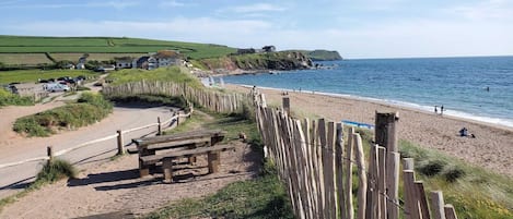 Playa en los alrededores y camastros 