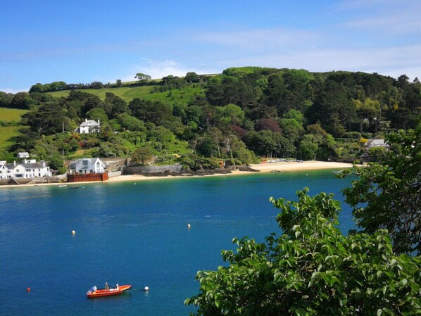 بالقرب من الشاطئ، كراسي للتشمس