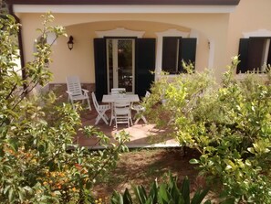 Outdoor dining - Lovely detached cottage for "total relaxation" vacation CIN: IT091063C2000Q0792 (Orosei-Cala Liberotto (NU))