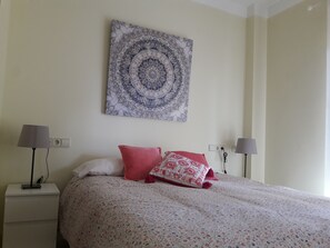2 slaapkamers, een strijkplank/strijkijzer, reisbedje, gratis wifi