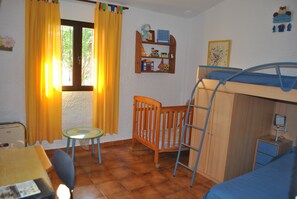 3 dormitorios, escritorio, tabla de planchar con plancha y cuna de viaje