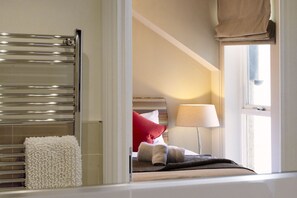 2 bedrooms, iron/ironing board, travel cot, free WiFi - Northern Hideaways Seascape (Seahouses)
