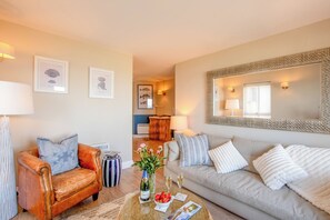 Smart-tv, dvd-afspiller, bøger, stereoanlæg