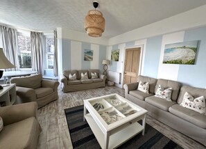 TV - Pendragon House Overlooks Crooklets Beach in Bude with parking for 5 cars. (Bude)