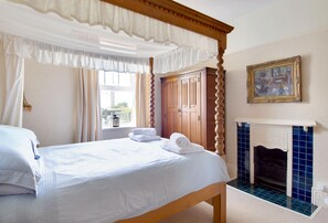 5 bedrooms, iron/ironing board, free WiFi, bed sheets