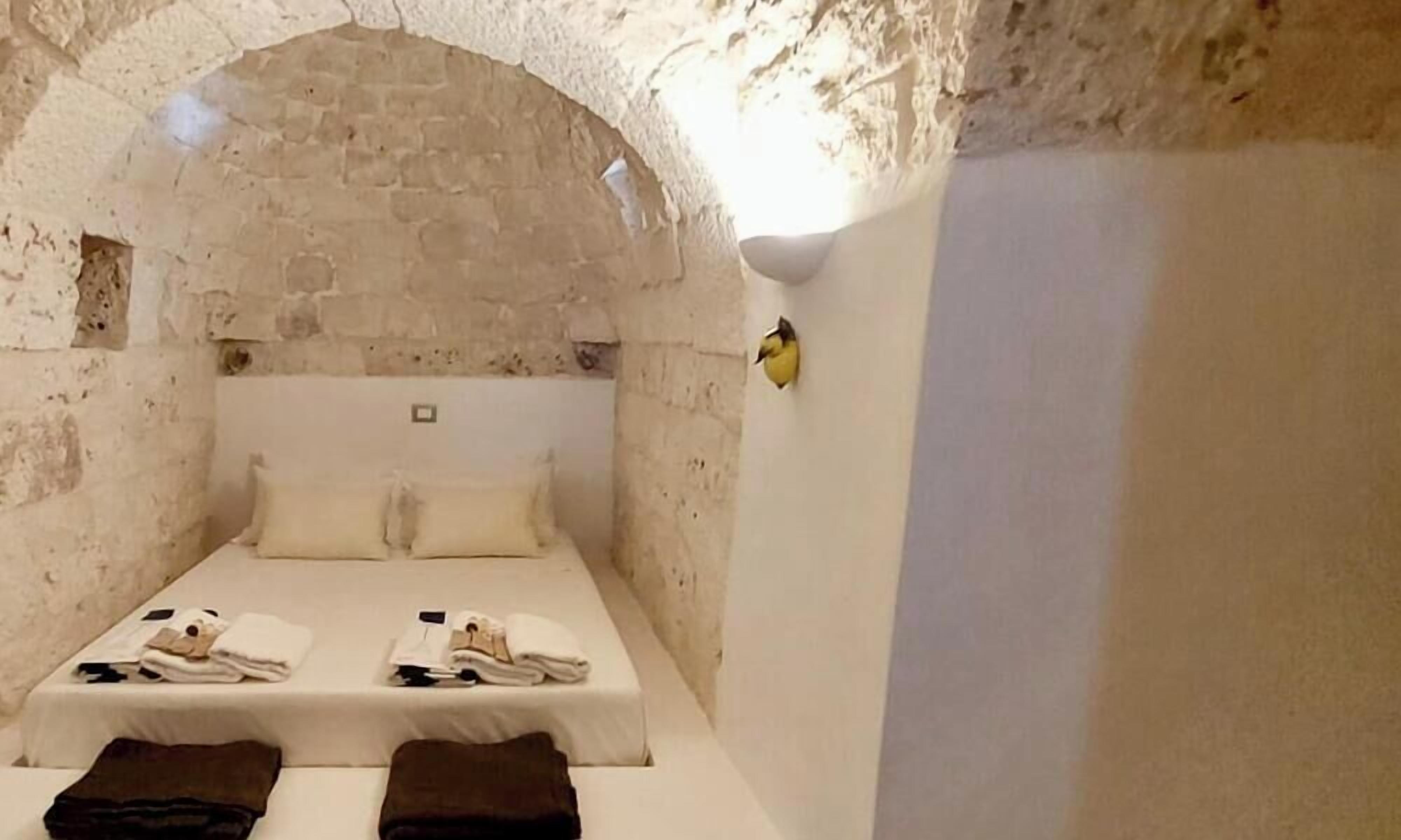3 bedrooms, iron/ironing board, WiFi (free), bed sheets