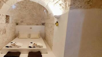3 bedrooms, iron/ironing board, WiFi (free), bed sheets