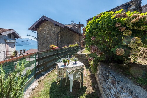 A window over Lake Como - stone cottage with amazing view and private garden