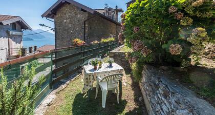 A window over Lake Como - stone cottage with amazing view and private garden