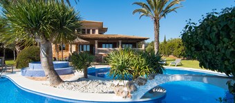 Holiday villa for 10 people near Cala D'Or and Cala Sanau.