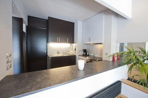 Fridge, oven, stovetop, coffee/tea maker - Great Design Apartment Near Acropolis And Top Sights, Free Wi-fi (Athens)