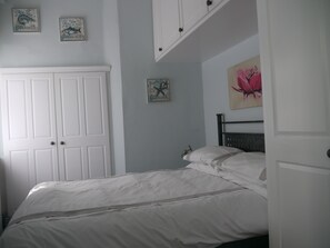 1 habitación, tabla de planchar con plancha, wifi y ropa de cama