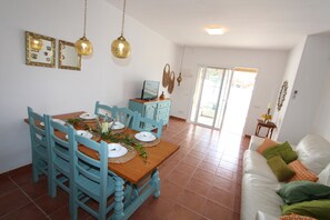 TV - CASA FENU,Ideal house for your holidays near the sea, free wifi, optional air conditioning, pets allowed, dog’s beach (Delta de l'ebre)