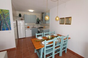Dining - CASA FENU,Ideal house for your holidays near the sea, free wifi, optional air conditioning, pets allowed, dog’s beach (Delta de l'ebre)