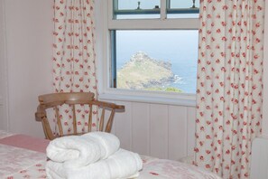 4 bedrooms, iron/ironing board, free WiFi, bed sheets - Holiday cottage with beautiful views over the Cornish sea (St Ives)