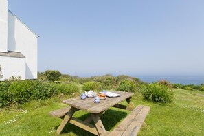 Outdoor dining - Holiday cottage with beautiful views over the Cornish sea (St Ives)