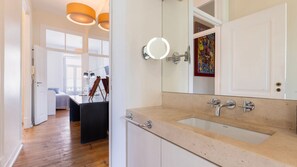 5 chambres, fer et planche à repasser, lit parapluie, Wi-Fi gratuit