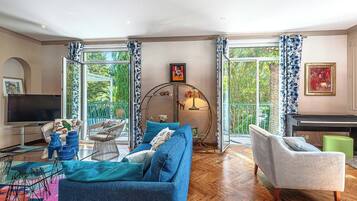 Televisie, een dvd-speler, een tafeltennistafel en boeken