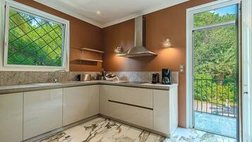 Een koelkast, een microgolfoven, een oven, een kookplaat