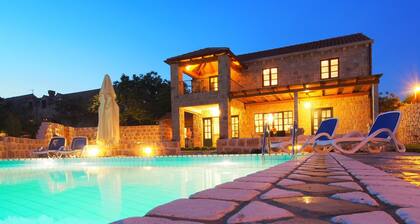 Villa Nina-heated private pool 3bdm (6+2 kids) villa near Dubrovnik