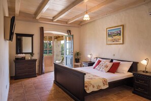 3 dormitoris, planxa i posts de planxar, un bressol de viatge i wifi