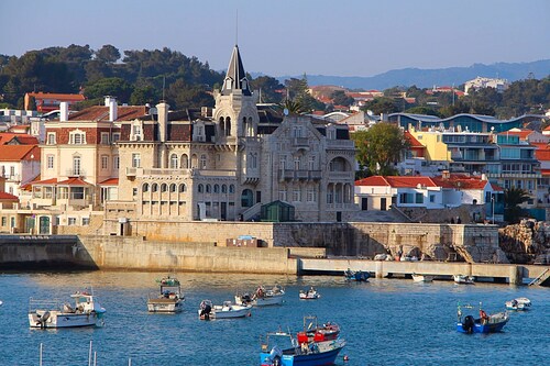Neue Wohnung voller Licht im Zentrum von Cascais mit Balkon