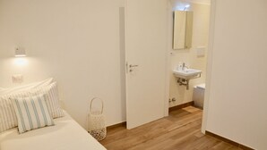 Ein Schlafzimmer mit einem Bett, einem Nachttisch und einer Nachttischlampe.