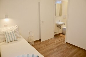 3 habitaciones, tabla de planchar con plancha, wifi y ropa de cama 